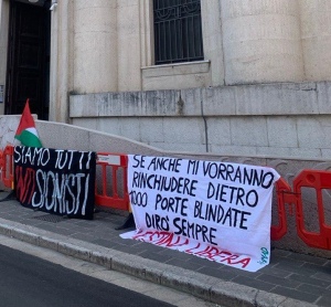striscioni in solidarietà ad Ahmad fuori dal tribunale di Campobasso