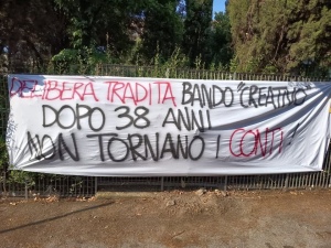 striscione fuori dal casale