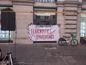 striscione dalla piazza