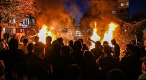 studenti in piazza, piazza in fiamme