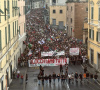 blocchiamo tutto striscione di apertura del corteo 