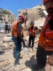 Protezione civile palestinese che  recupera i corpi  dalle macerie